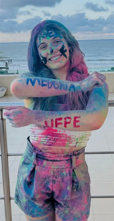 Aluna com o corpo pintado: Medicina, UFPE