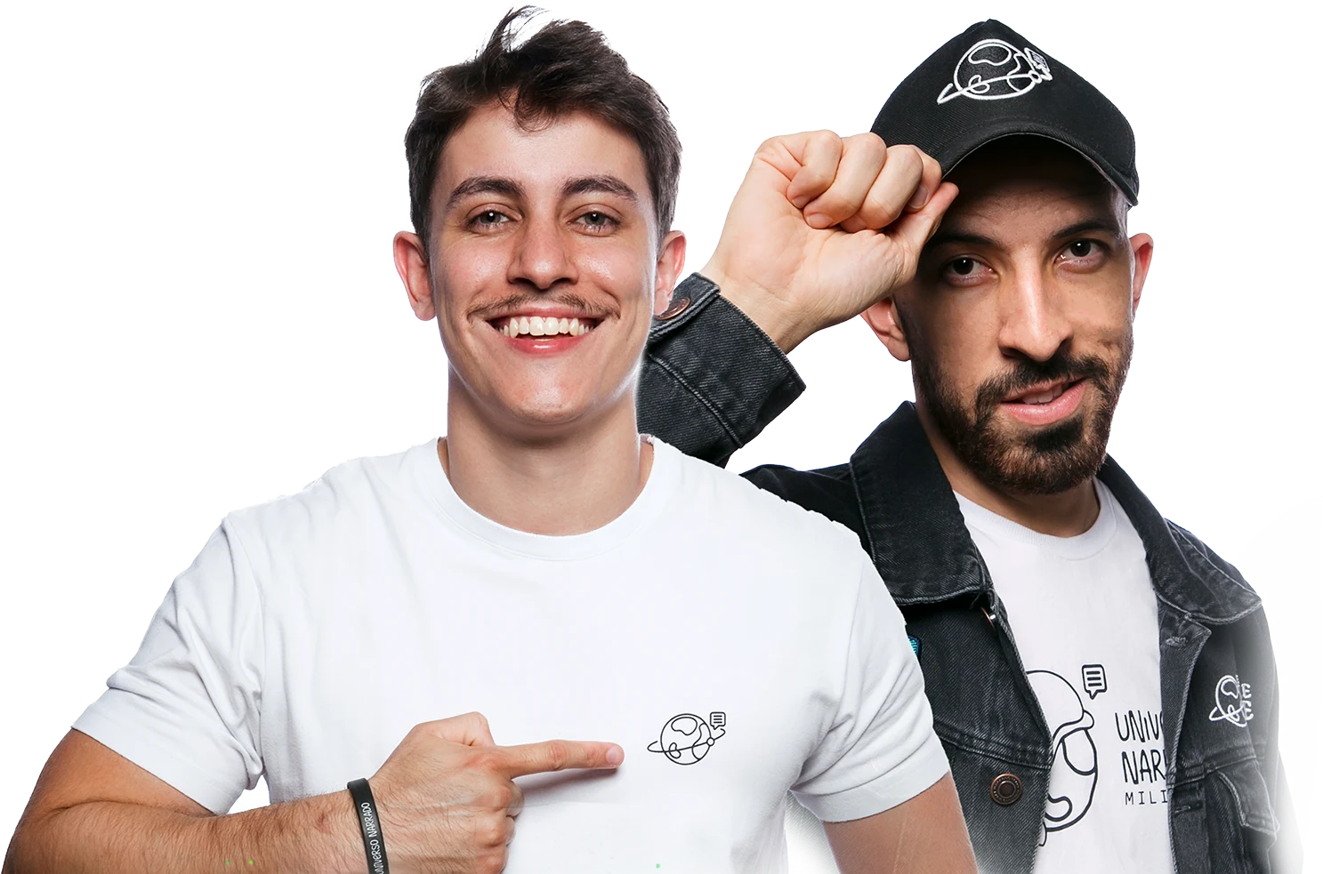 Felipe Guisoli apontando para a camiseta e Prof. Engenheiro com a mão no boné