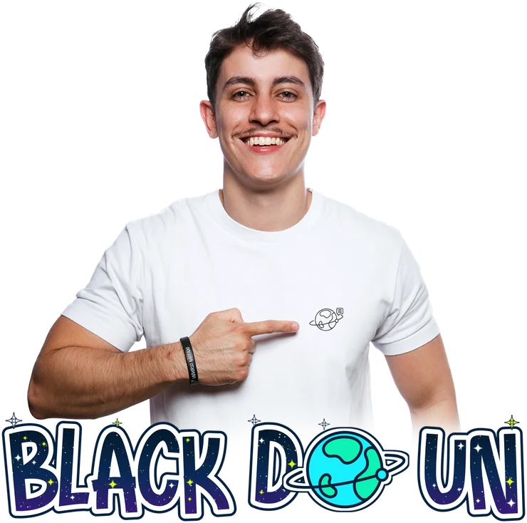 Felipe Guisoli apontando para o mundinho do Universo Narrado na camiseta, com a logo da Black do UN